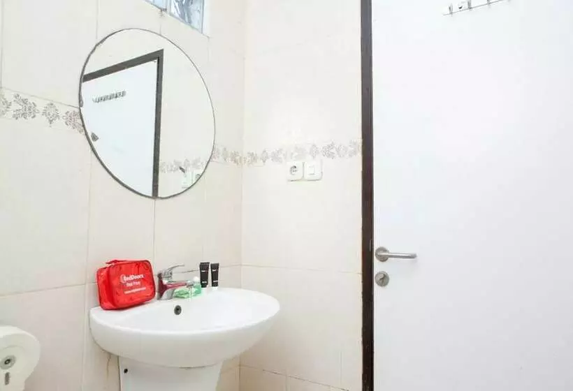 پانسیون Reddoorz Plus Near Floating Market Lembang