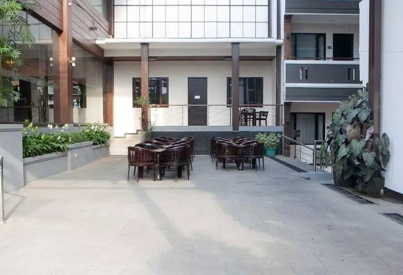 پانسیون Reddoorz Plus Near Floating Market Lembang