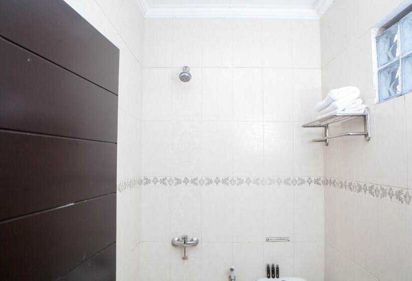 Panzió Reddoorz Plus Near Floating Market Lembang