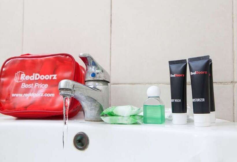 Panzió Reddoorz Plus Near Floating Market Lembang