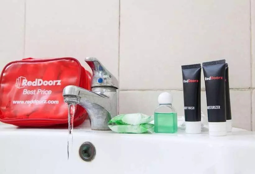 پانسیون Reddoorz Plus Near Floating Market Lembang