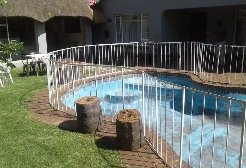 تختخواب و صبحانه Acacia Guesthouse