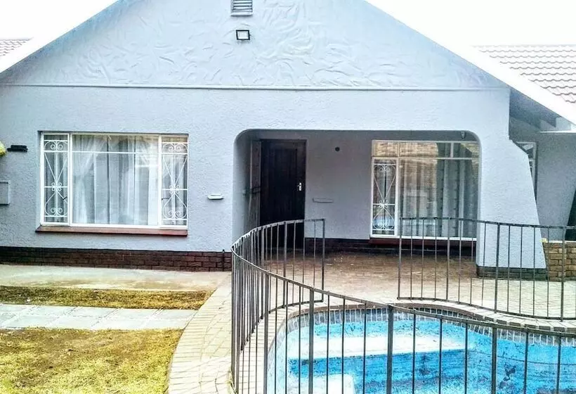 تختخواب و صبحانه Acacia Guesthouse