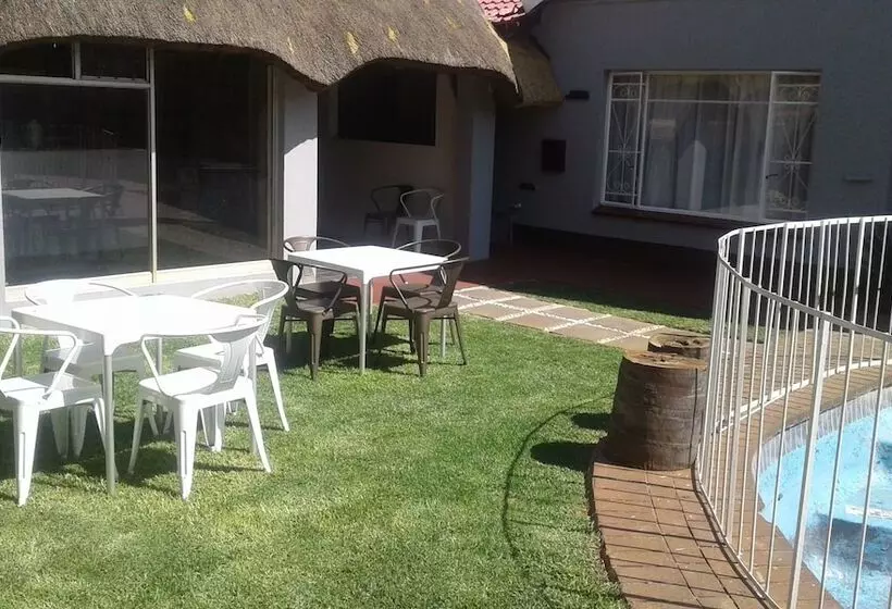 تختخواب و صبحانه Acacia Guesthouse