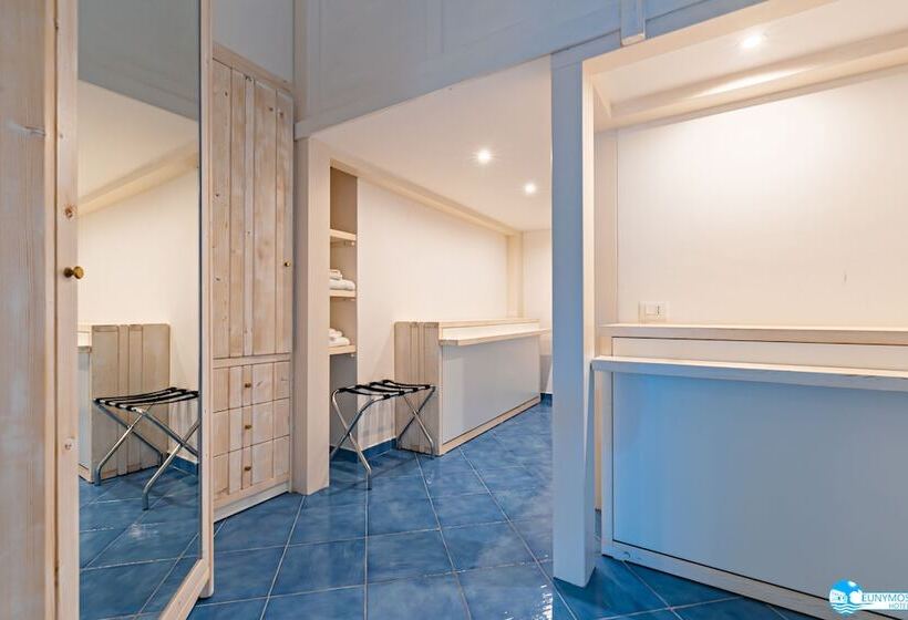 فندق Eunymos   Trattoria Da Francesco Panarea