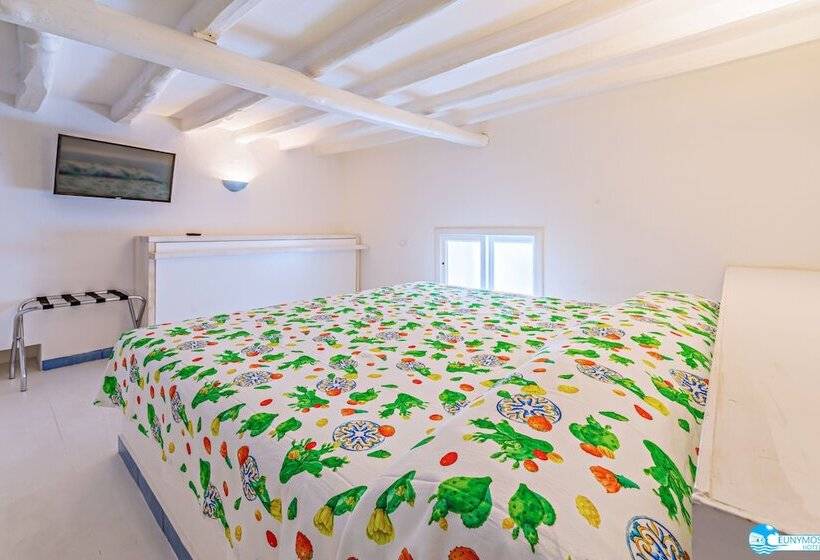 فندق Eunymos   Trattoria Da Francesco Panarea