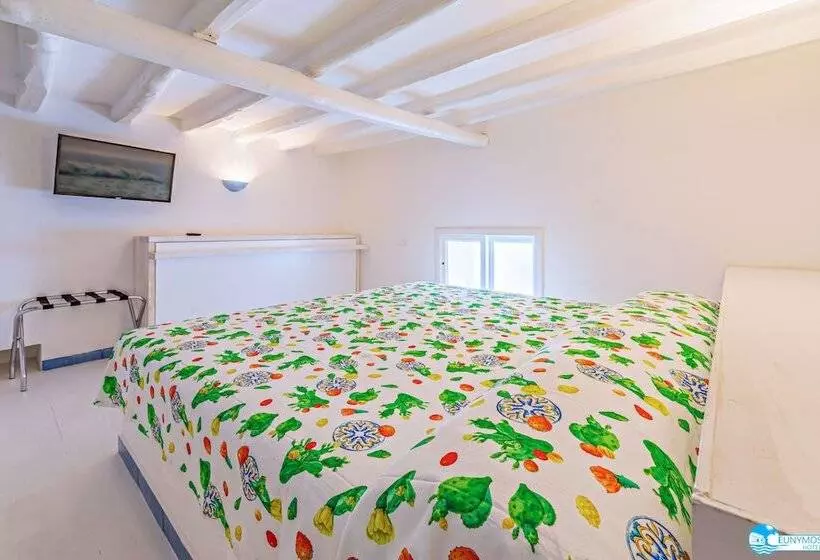 ホテル Eunymos   Trattoria Da Francesco Panarea