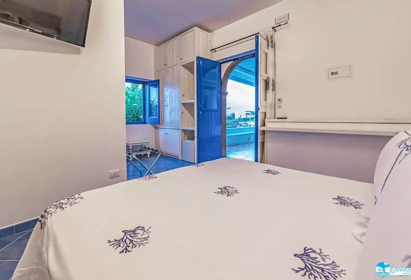 ホテル Eunymos   Trattoria Da Francesco Panarea