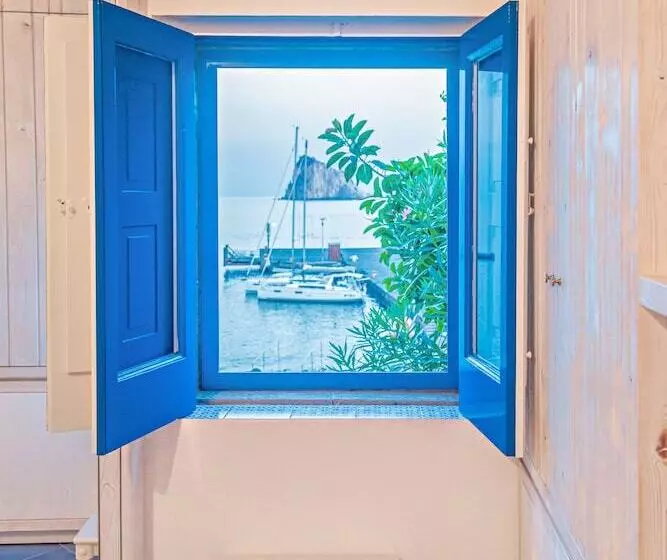 ホテル Eunymos   Trattoria Da Francesco Panarea