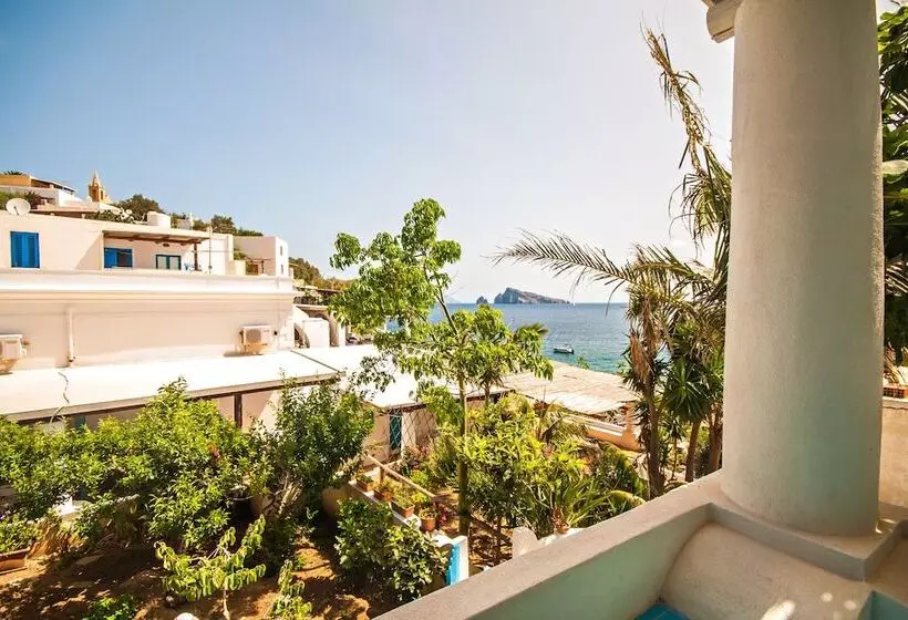 ホテル Eunymos   Trattoria Da Francesco Panarea