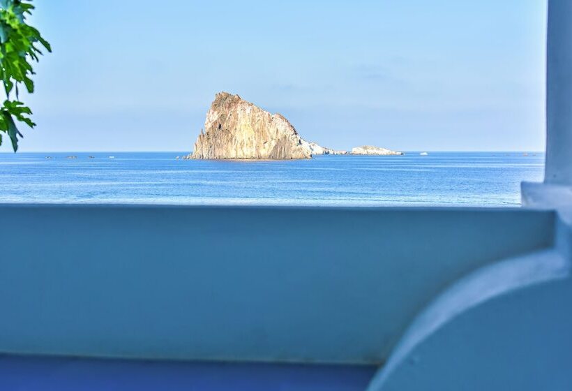 فندق Eunymos   Trattoria Da Francesco Panarea