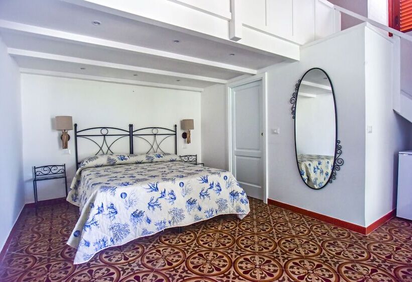 فندق Eunymos   Trattoria Da Francesco Panarea