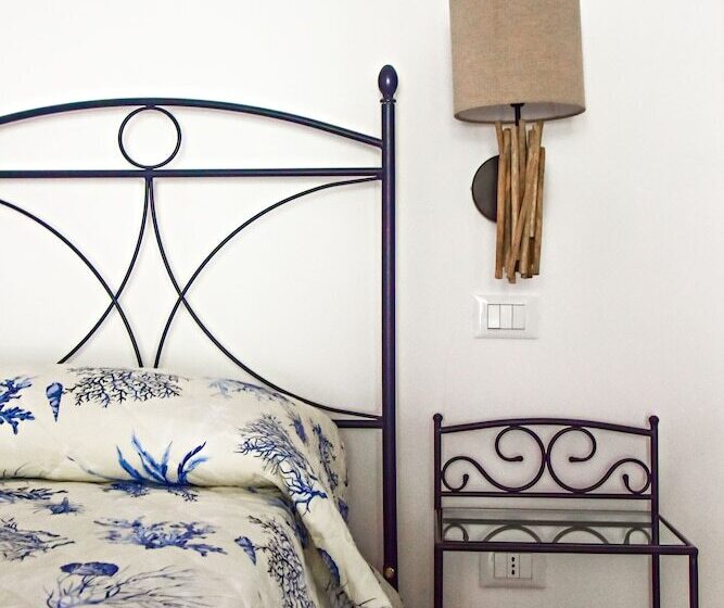 فندق Eunymos   Trattoria Da Francesco Panarea