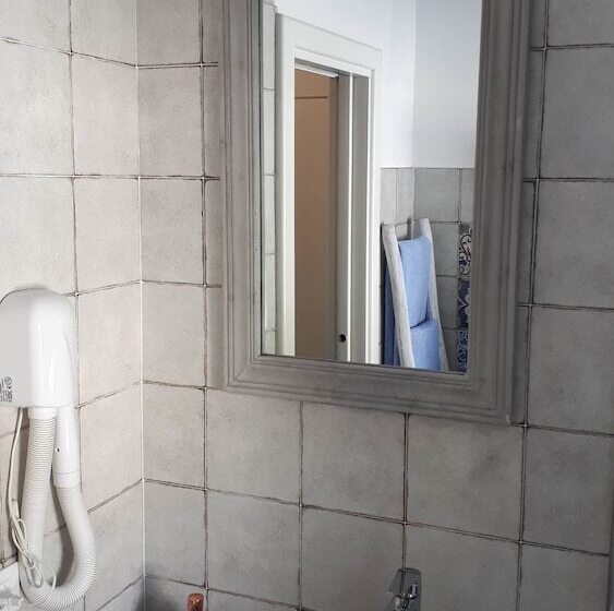 فندق Eunymos   Trattoria Da Francesco Panarea