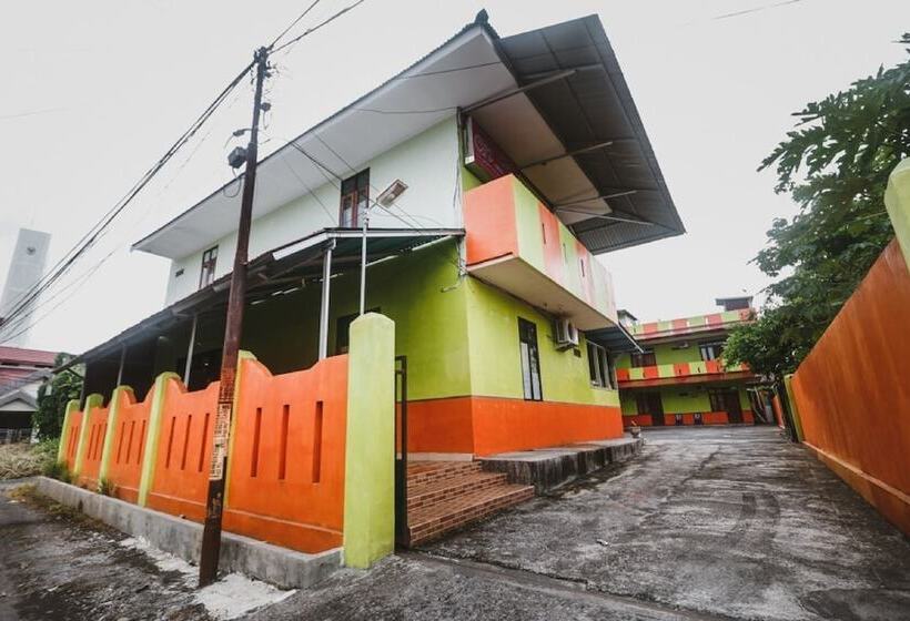 فندق Reddoorz @ Malalayang Manado