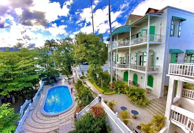 هتل Manoir Adriana