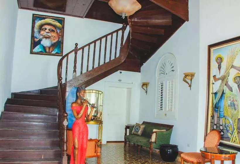 هتل Manoir Adriana