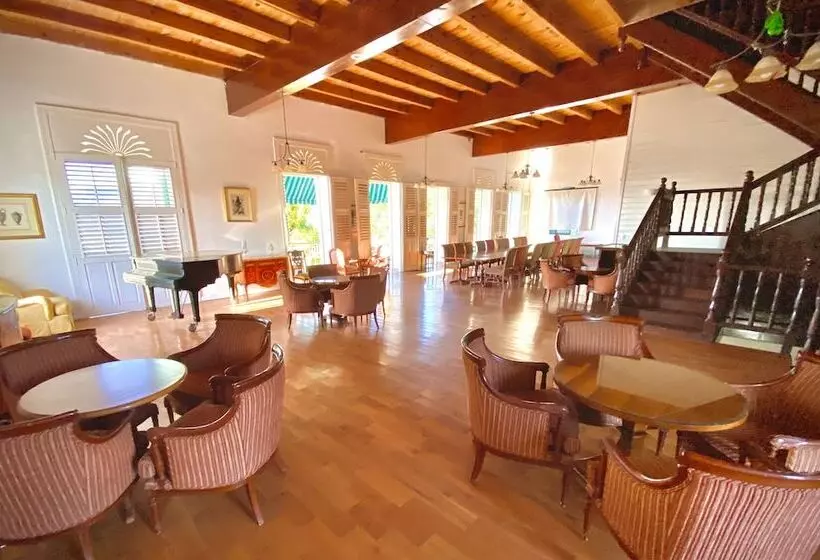 هتل Manoir Adriana