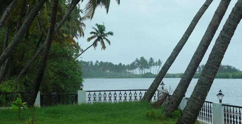 בית מלון כפרי True Blue Beach Resort,trivandrum