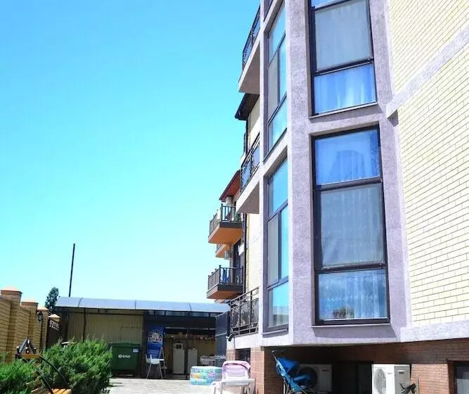 تختخواب و صبحانه Guest House Radost