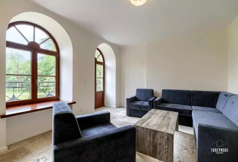 Hotelli Pałac Wierzbiczany