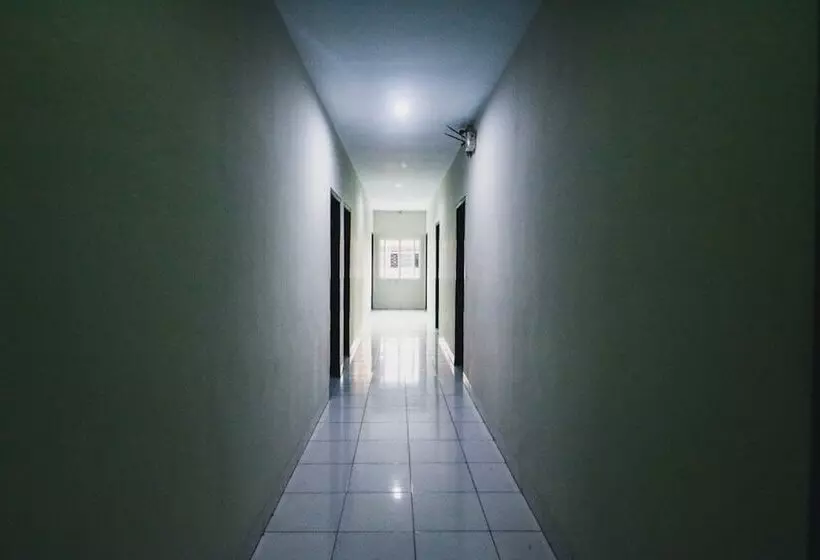 ホテル Reddoorz Plus Near Mall Panakukang 2