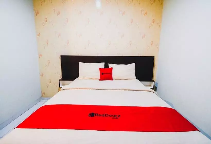 ホテル Reddoorz Plus Near Mall Panakukang 2