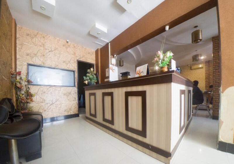 בית מלון כפרי Reddoorz Plus Near Mall Panakukang 2