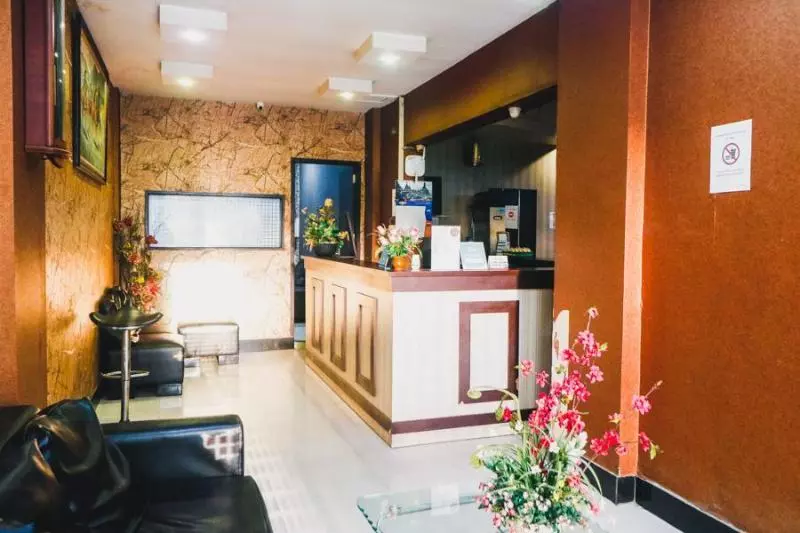 ホテル Reddoorz Plus Near Mall Panakukang 2