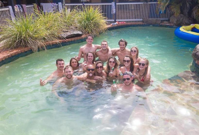 旅馆 Backpackers Holiday Village