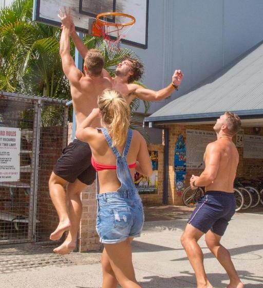 旅馆 Backpackers Holiday Village