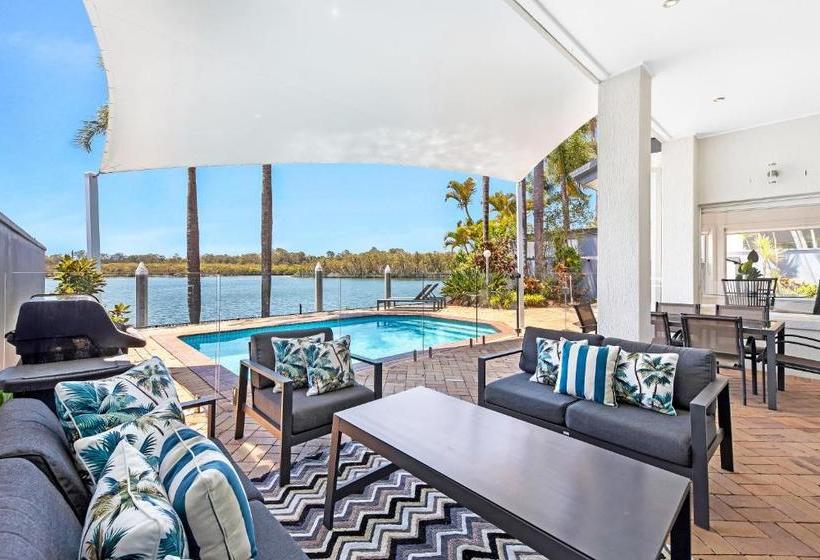 Castaway At The Greens