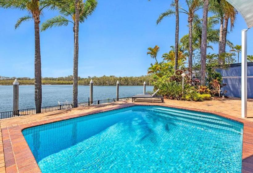 Castaway At The Greens