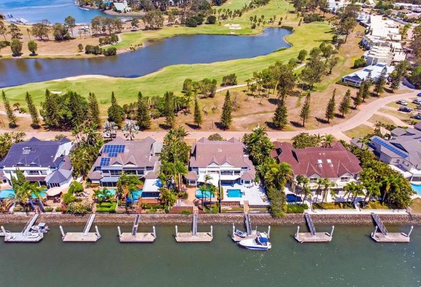 Castaway At The Greens