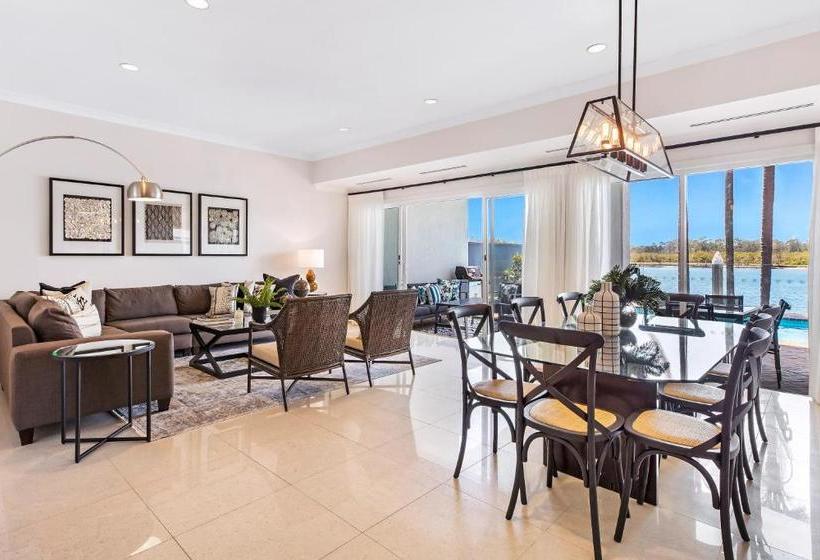 Castaway At The Greens