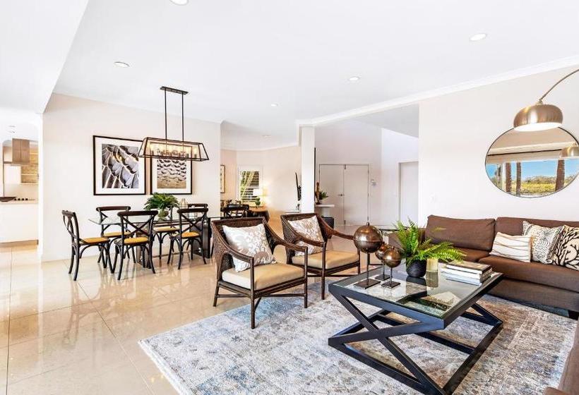 Castaway At The Greens