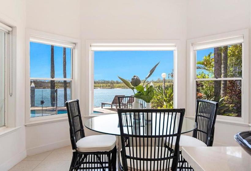 Castaway At The Greens