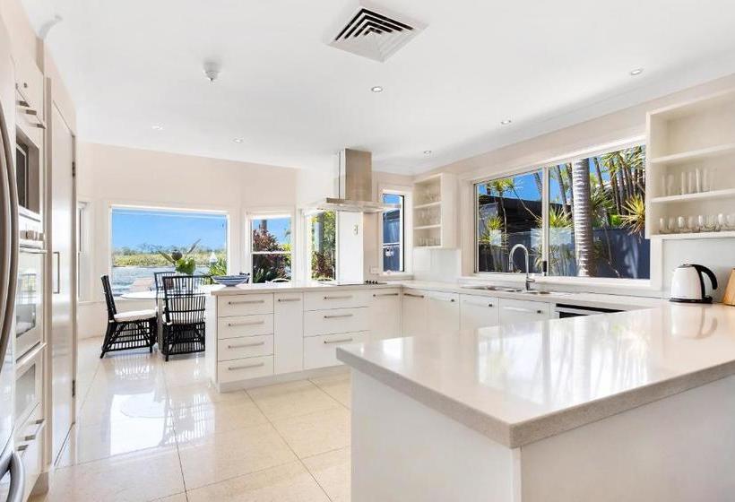 Castaway At The Greens