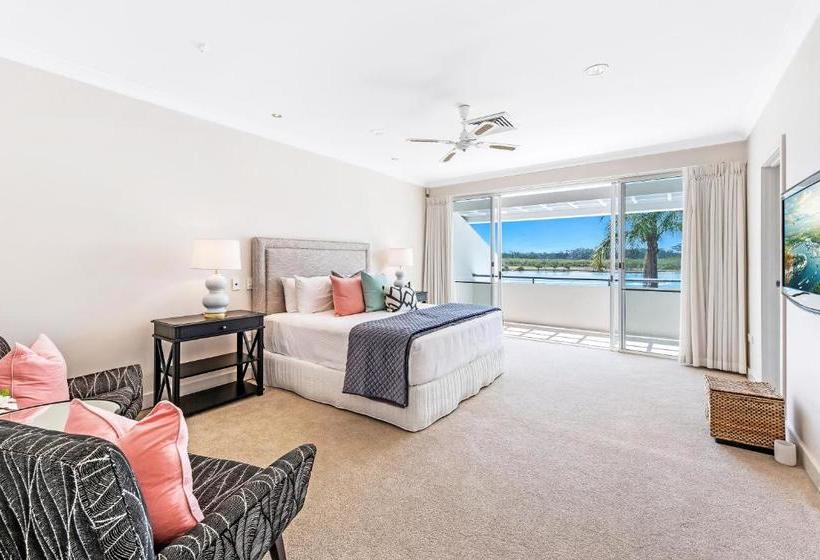 Castaway At The Greens