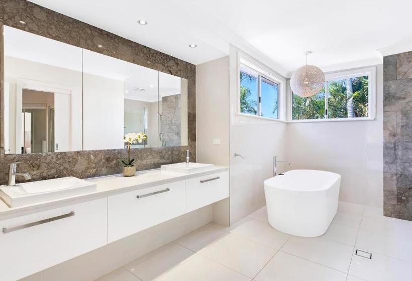 Castaway At The Greens