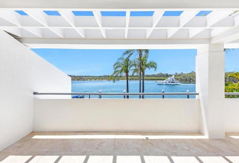 Castaway At The Greens