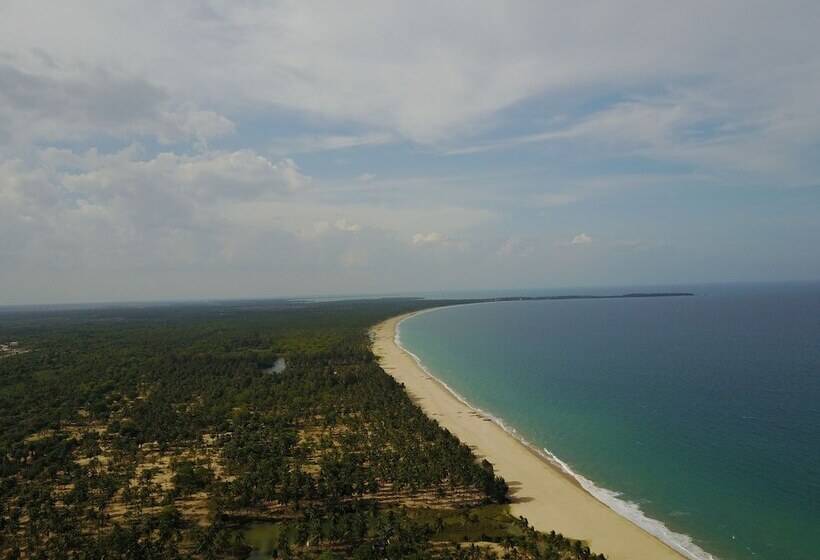 בית מלון כפרי Karpaha Sands