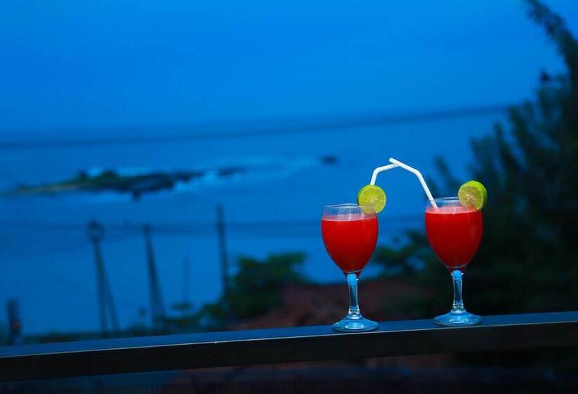 Отель Queens Beach