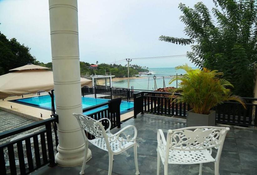 Отель Queens Beach