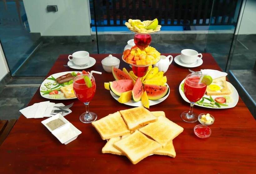 Отель Queens Beach