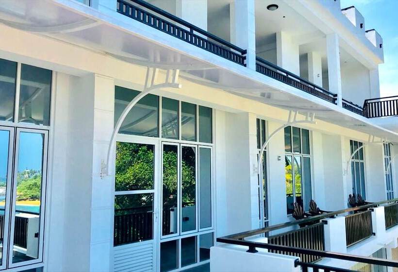 Отель Queens Beach