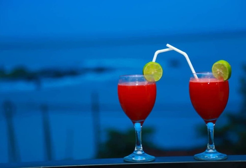 Отель Queens Beach