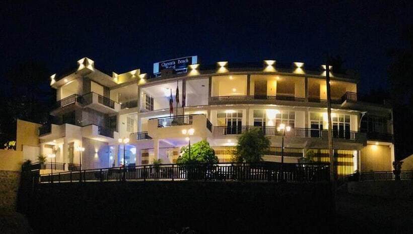 Отель Queens Beach