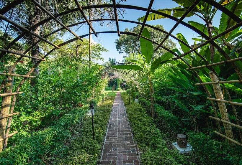 Отель Muang La Lodge