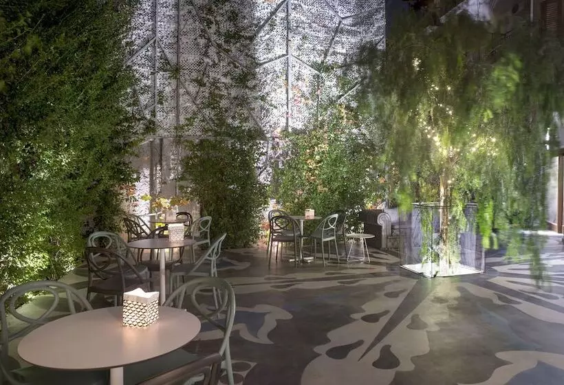 Majatalo Apollon Library Suites